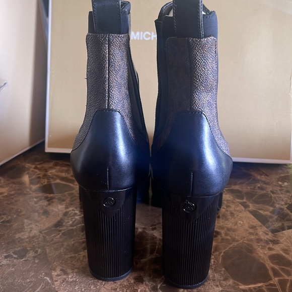 Michael Michael Kors Platform Chelsea Boot - Picture 4 of 9